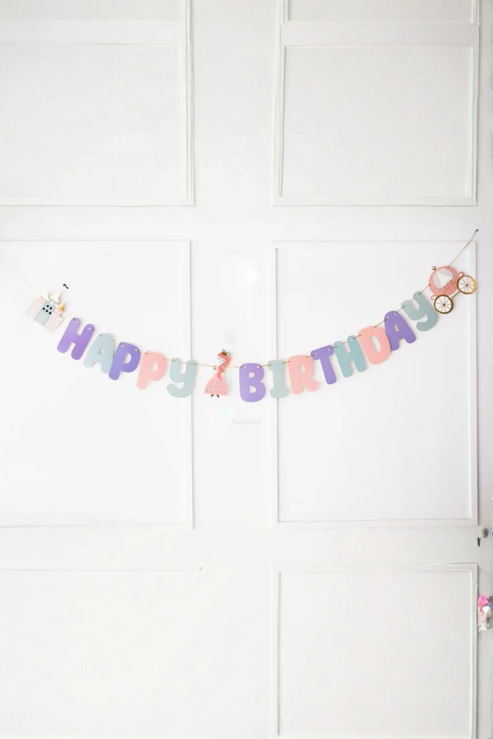 Çok Renkli Prenses ve Şato Temalı Happy Birthday Banner